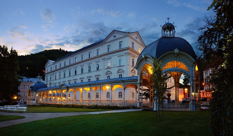 Karlovy Vary - večerní Mlýnská kolonáda