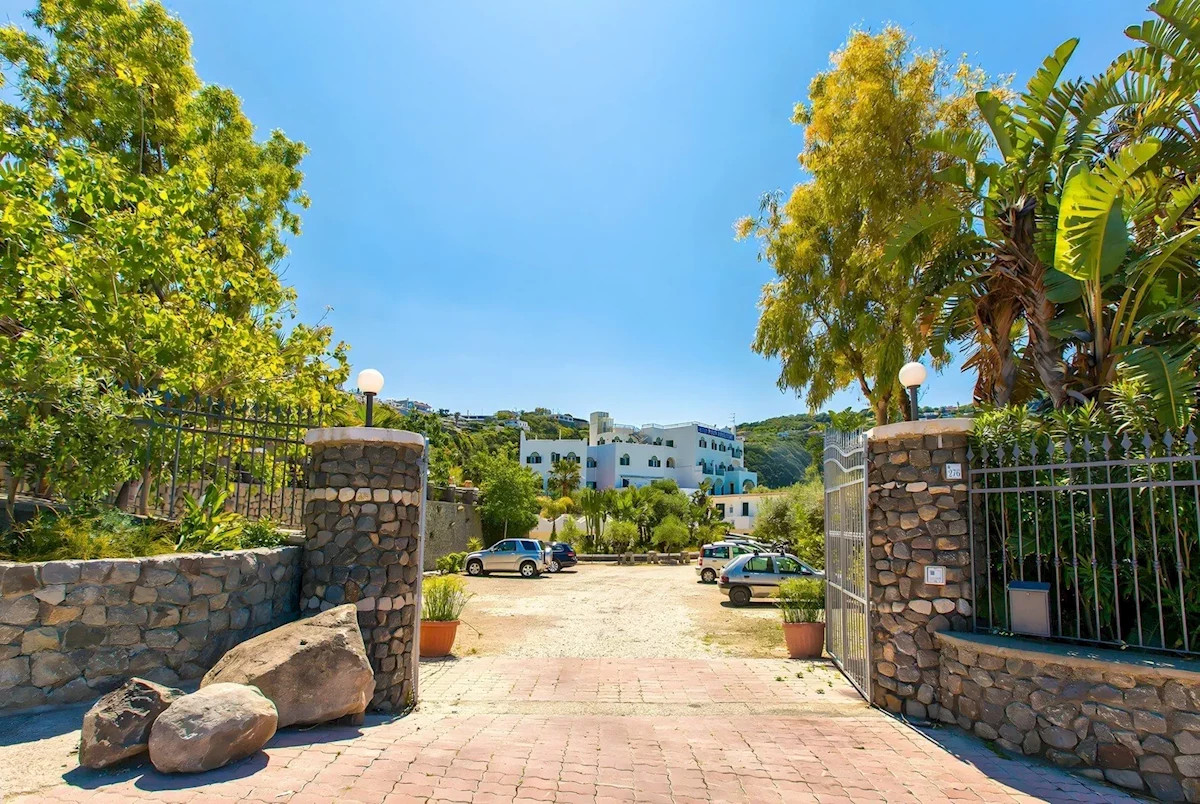 Vstupní brána do hotelu